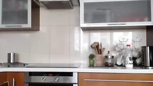 Милая блондинка SexyBlondzia исполняет стриптиз