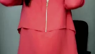 Знойная телка Gaelle18 застенчиво показывает сиськи