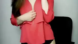 Знойная телка Gaelle18 застенчиво показывает сиськи