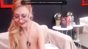 Очкастая Kate умело дрочит влагалище