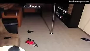 Красотка с идеальной фигурой GolDy показывает своё мастерство на шесте