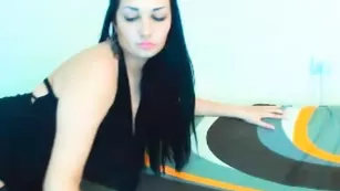 Знойная сучка DarkRose смачно трахает очко