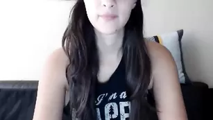Восхитительная дама Arielwaters раздевается перед камерой