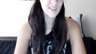 Восхитительная дама Arielwaters раздевается перед камерой