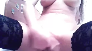 Сочная детка sweettygirl дрочит анус в привате