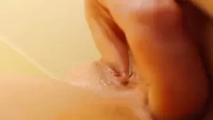 Зачетная стерва Sara242 трахает анал пальчиком