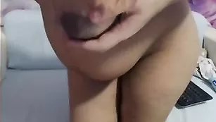 Милая сучка BORN2BEJUST4U исполняет вагинальный массажа