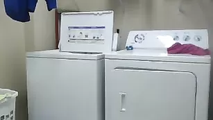 NikiSummers трахается с игрушкой на стиральной машине