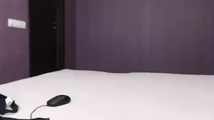 Шальная куколка Yevheniia нежно теребит пизду