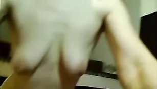 Взрослая брюнеточка Anna скачет на самотыке