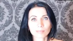 Замечательная стерва Divvka и CekazZZznaia трахает оба отверстия