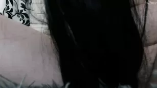 Изящная шлендра DinaSpice долбится с двумя игрушками