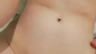 Похотливая шлендра Lindalee дрочит пизду в привате