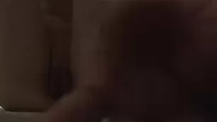 Похотливая шлендра Lindalee дрочит пизду в привате