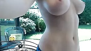 Грудастая пассия WildestKitten ласкает свои прелести