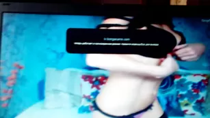 Веселая клуша sara00 долбит очко самотыком