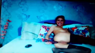 Веселая клуша sara00 долбит очко самотыком