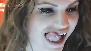 Роскошная цыпочка CrystalXO трахает пизду фаллосом