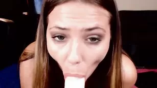 Очаровательная малышка Wannaownit облизывает страпон