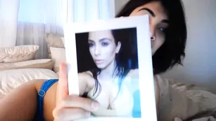 Прелестная стерва Theekimbella ласкает бритую пизду