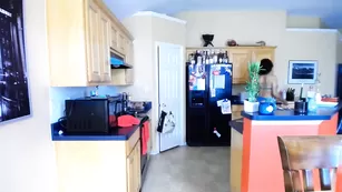 Прелестная стерва Theekimbella ласкает бритую пизду