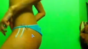 Дрочливая сучка koshasexy ласкает пальчиками свои щели