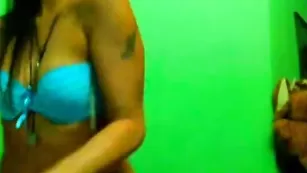 Дрочливая сучка koshasexy ласкает пальчиками свои щели