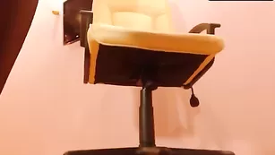 Секретарша MariamFly раздвинула ножки, чтобы показать что там у неё