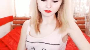 Татуированная крошка ShinebabyXXX ласкает сиськи