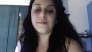 Пошлая брюнеточка Sweetdanae общается во фри голая