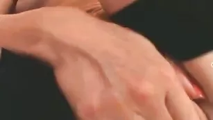 Блондинка malinamix в масле страстно жарит себя в киску