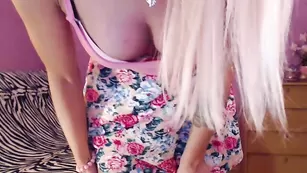 Изысканная блонда Limonkaa ласкает бритые щели