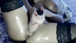 Русская красавица Krystalbb трахает свой анус большой секс игрушкой