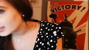 Alibbi SexySabotage дразнится своим шикарным телом