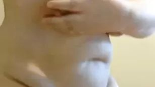 Жирная девка Mary разминает висячие титьки