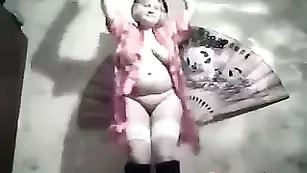 Изящная чертовка Ninahartleyy демонстрирует сиси