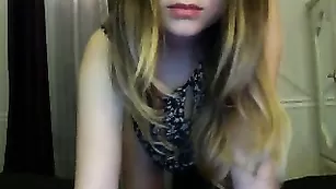 Строптивая крошка Melanydreams трахает себя фаллосом