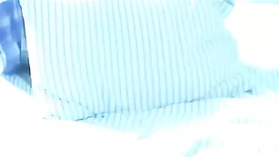 Сексапильная крошка Maneater долбит себя в обе щелки