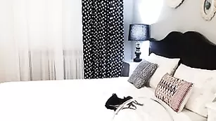 Грудастая пассия LanaIvans эротично раздевается