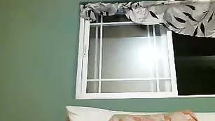 Смазливая баба SunnieJones мастурбирует секс игрушкой