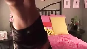 Сиськатая кобыла Sasha Aka Cindi руками теребит пилотку