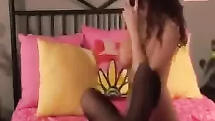 Сиськатая кобыла Sasha Aka Cindi руками теребит пилотку