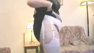 Толстушка Fat pigм исполняет стриптиз