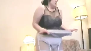 Толстушка Fat pigм исполняет стриптиз