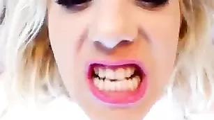 Грудастая блондинка 01evelinne ласкает бритую вагину