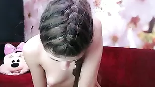 Смазливая телка PerkyCandy страстно трахает пизду