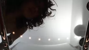 Потаскушка в чулках Darkemporium смачно мастурбирует пизду