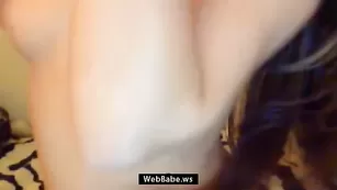 vikii69 показывает гимнастические упражнения