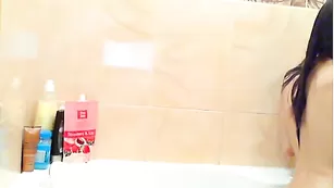 Милашка vika09 шалит в ванне