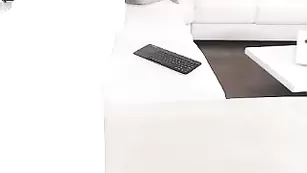 Грудастая телочка DirtyPillows теребит сочную пизду